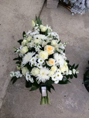 Gerbe-piquée-deuil-bouquet-message