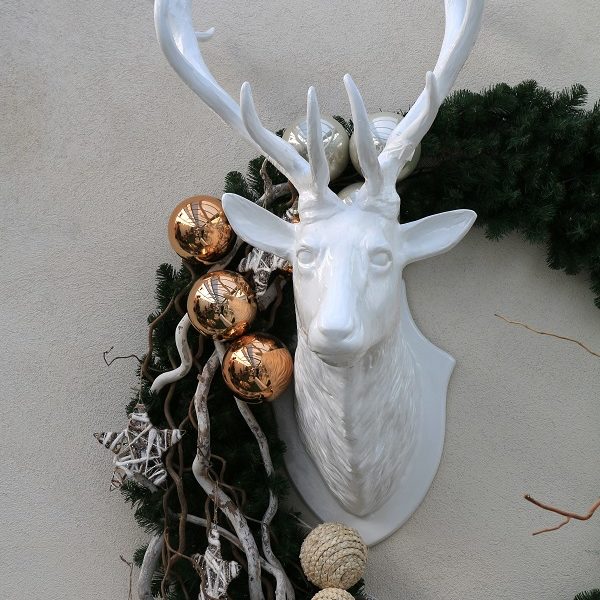 Cerf avec couronne de noël