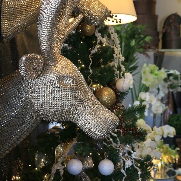 Cerf avec sapin de noël