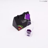 Rose violette dans son mini cube en plexiglass transparent 4,5x4,5.