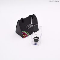 Rose noire dans son mini cube en plexiglass transparent 4,5x4,5.